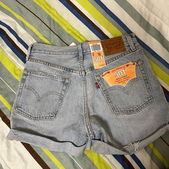 Levi’s 501 Cuffed Light Wash Short - Picture 2 of 3